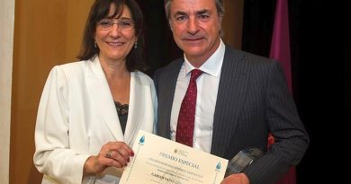 La alcaldesa Susana Pérez Quislant entrega el premio especial 'Pozuelo Espíritu Deportivo 2017' a Carlos Sainz